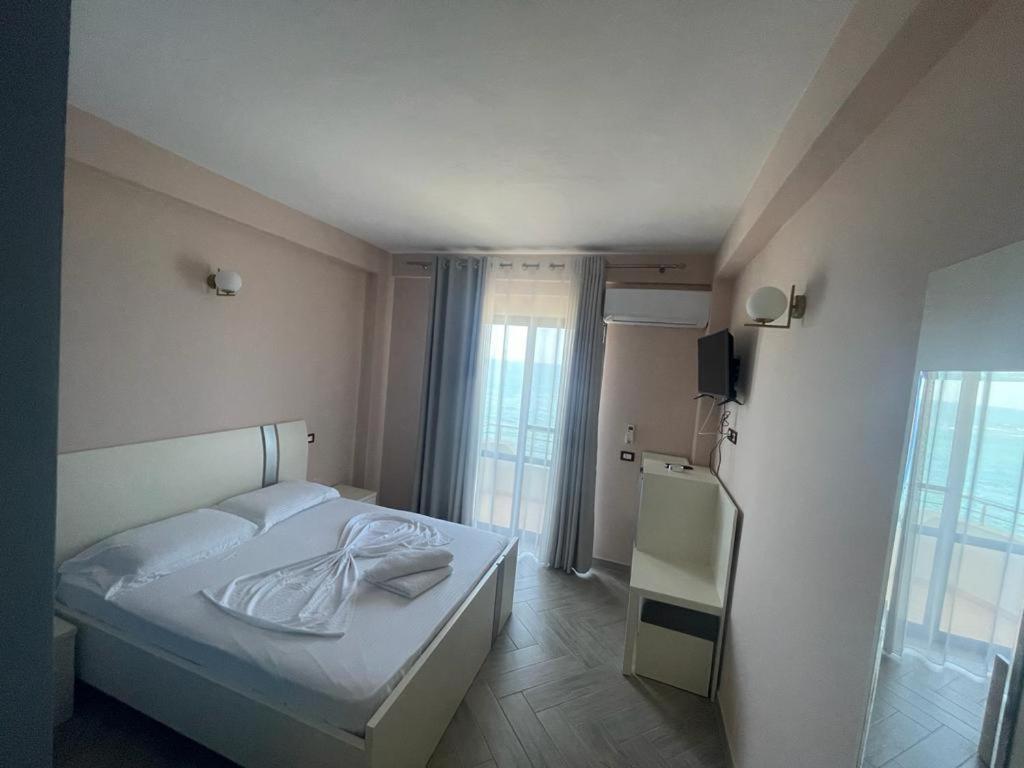 Hotel Ferrara Durres Bagian luar foto