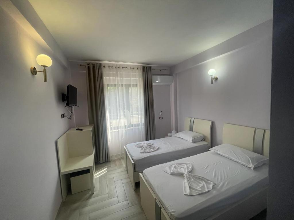 Hotel Ferrara Durres Bagian luar foto